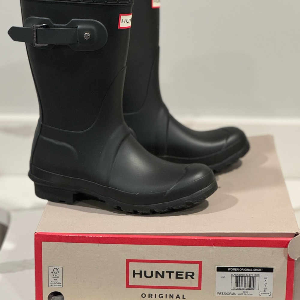 Hunter Women's Original Short Insulated Rain Boot.